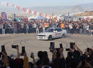 Denizli'de binlerce kişi izledi! Telefonlara sarıldılar